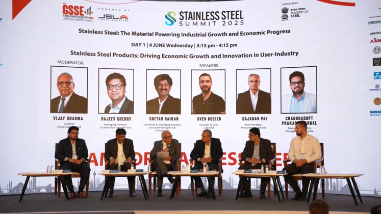Sven Büeler presenting at GSSE India podium