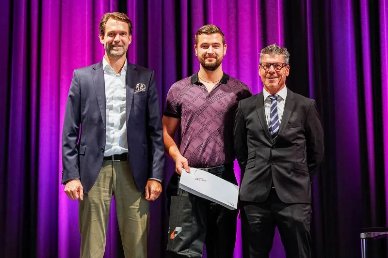 Sven Büeler receiving the RUAG Innovation Award